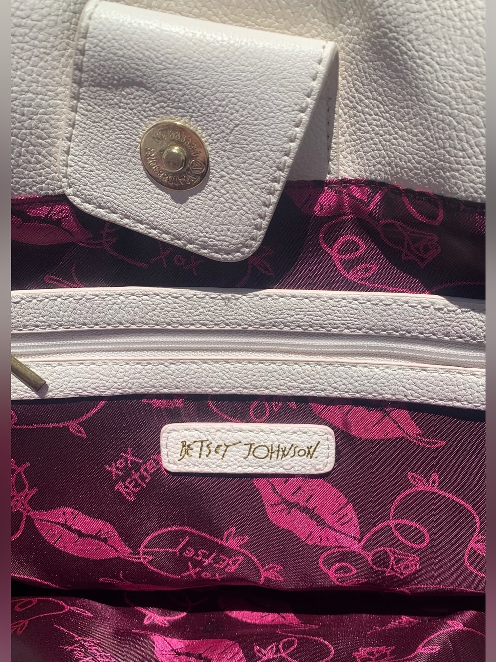 Butterfly floral/white Betsey Johnson lg tote bag with signature quilt design. - Picture 4 of 4